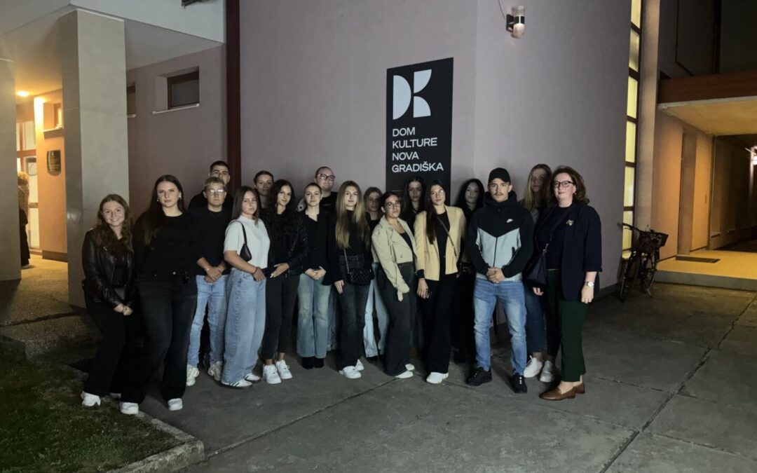 Učenici komercijalisti na predstavljanju fotomonografije poduzetnice Kristine Kovačević
